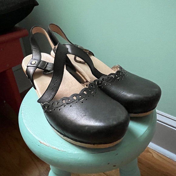 Dansko Eyelet Scallop Mary Jane Clog Size 38 - Picture 3 of 11